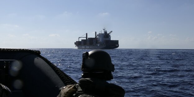 Deutsche Soldaten nähern sich bei dem Einsatz zur Kontrolle des UN-Waffenembargos gegen Libyen in einem Speedboat einem Frachtschiff.