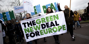AktivistInnen Tragen ein Transparent mit der Aufschrift "The Green New Deal For Europe" beim Klimastreik in Berlin im November 2019