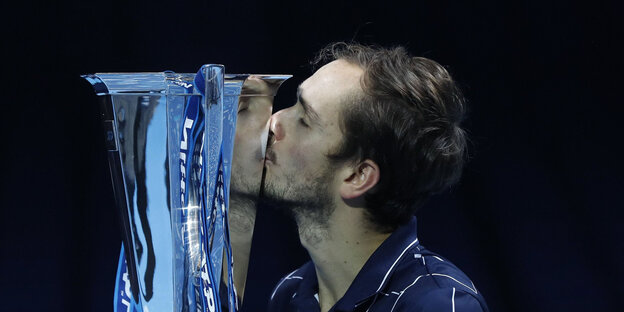 Tennisprofi Medwedew küsst den Siegerpokal sehr zärtlich