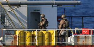 Soldaten der Bundeswehr von der deutschen Fregatte "Hamburg" stehen an Deck eines Tankers im September