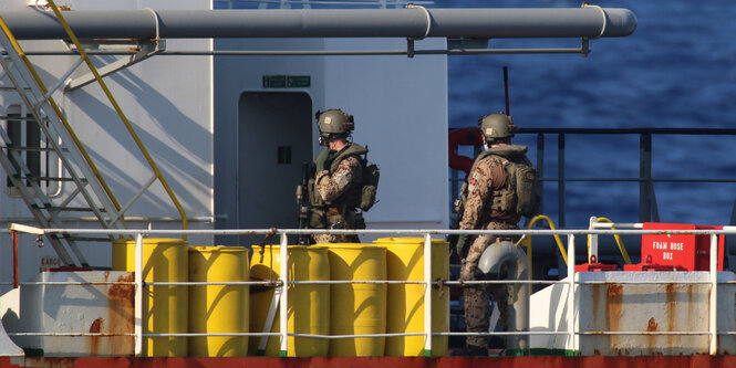 Soldaten der Bundeswehr von der deutschen Fregatte "Hamburg" stehen an Deck eines Tankers im September