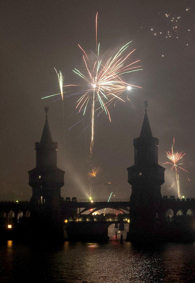 feuerwerk über der Berliner Überbaumbrücke