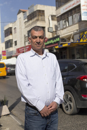 Nidal Foqaha steht an einer Strasse. Nidal Foqaha steht an einer Strasse.