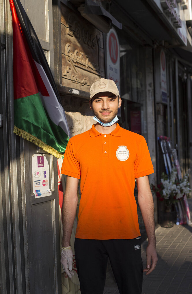 Waleed Barghouti: Junger Mann mit gelben T-Shirt und Baseball Kappe