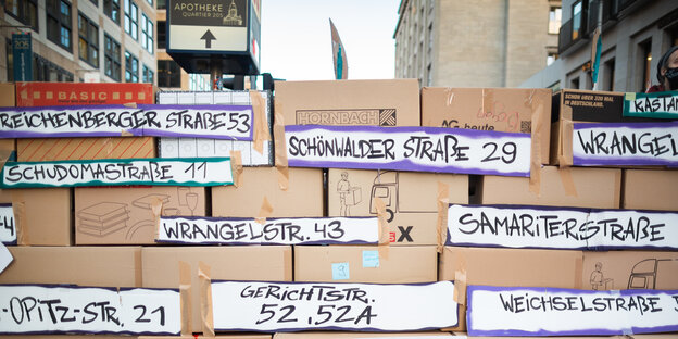 Mit auf Schildern gemalten Straßennamen und Hausnimmern protestieren Mieter gegen den Konzern Heimstaden