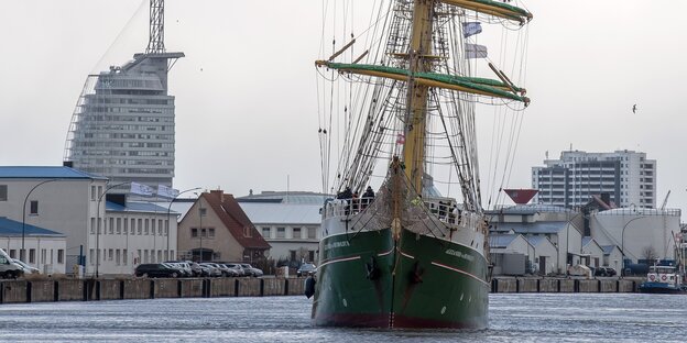 Die Alexander von Humboldt II fährt in den Hafen.