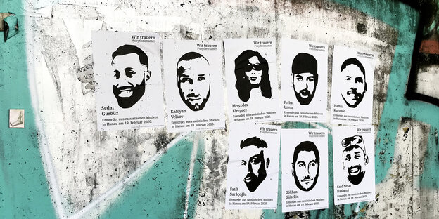 Plakate mit den Gesichter der Ermordeten von Hanau