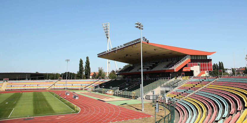 Auufnahme des Stadions Innenraum mit bunten Sitzplätzen