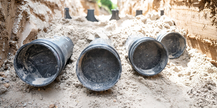 Hamburg: Leere Rohre für Stromkabel liegen im Graben einer Baustelle. Mit einem neuen Verfahren soll der Bodenaushub in Hamburg recycelt werden