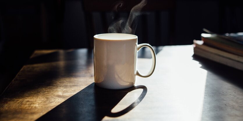 Eine Kaffetasse auf einem Tisch