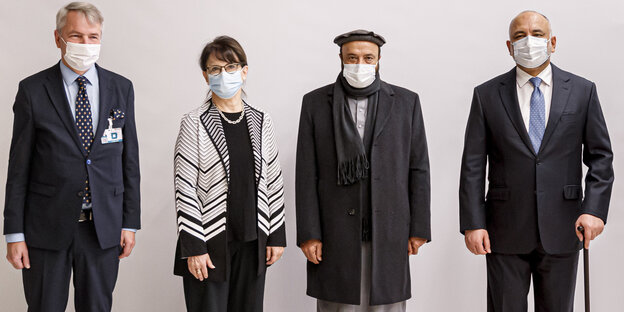 Drei Minister und die UN-Sonderbeauftragte für Afghanistan jeweils mit Maske