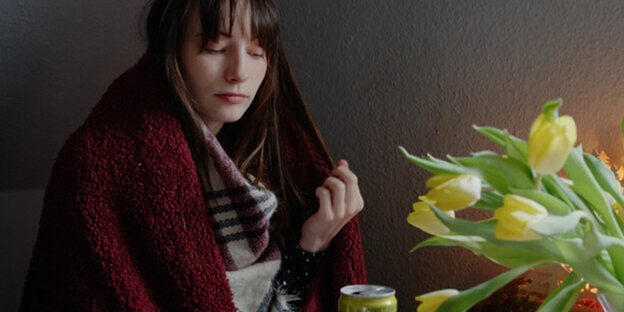 Junger Frau, in Decke gehüllt, Tulpen