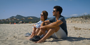 Alice (Lavinia Wilson) und Niklas (Elyas M’Barek)​ sitzen allein am Strand von Sardinien.