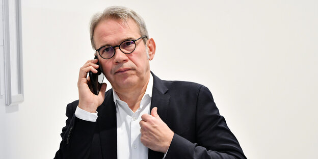 Portrait: Georg Maier am Telefon
