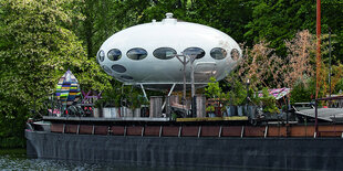 Das Futuro-Haus, ein UFO-artiges Gebilde mit ovalen Fenstern, am Wasser gelegen.