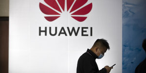 Der chinesische Netzausstatter Huawei präsentiert sich in Peking auf einer Technikmesse.
