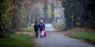 Zwei Schulkinder auf dem Schulweg