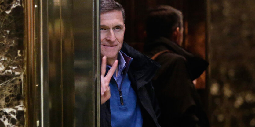 Michael Flynn zeigt das Victory-Zeichen in der Lobby des Trump Towers