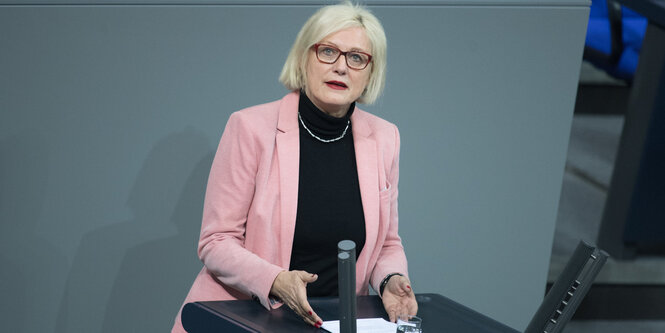 Dagmar Ziegler ind einem rosafarbenen Jackett