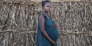 Eine hochschwangere Frau in einem Flüchtlingslager