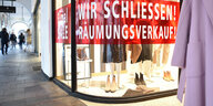 "Wir schließen Räumungsverkauf!" steht an der Scheibe eines Geschäftes in der Altstadt von Münster .