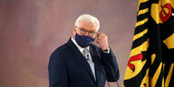 Bundespräsident Frank-Walter Steinmeier kommt mit Mund-Nasen-Schutz zur Veranstaltung