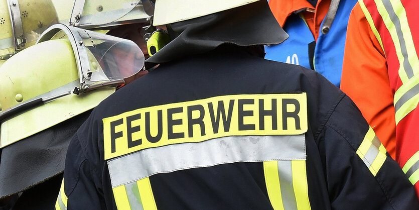 Ein Feuerwehrmann von hinten fotografiert