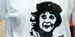 ein T-shirt mit dem Gesicht von Angela Merkel als Che Guevara