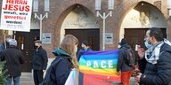 Vor der Philharmonie in Bremen demonstrieren LSGBT-Aktivist*innen und Anhänger*innen des Homophobie-Predigers Olaf Latzel neben- und gegeneinander