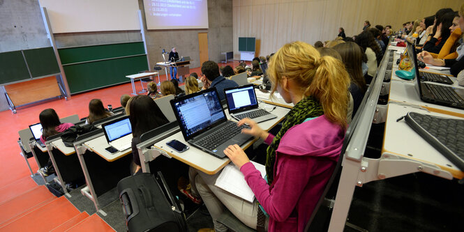 Studierende sitzen in einem Hörsaal