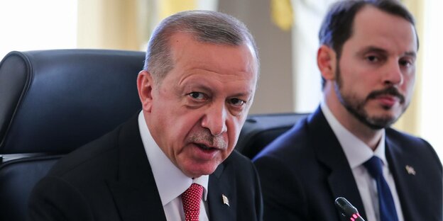 Der türkische Präsident Erdoğan und sein ehemaliger Finanzminister Berat Albayrak