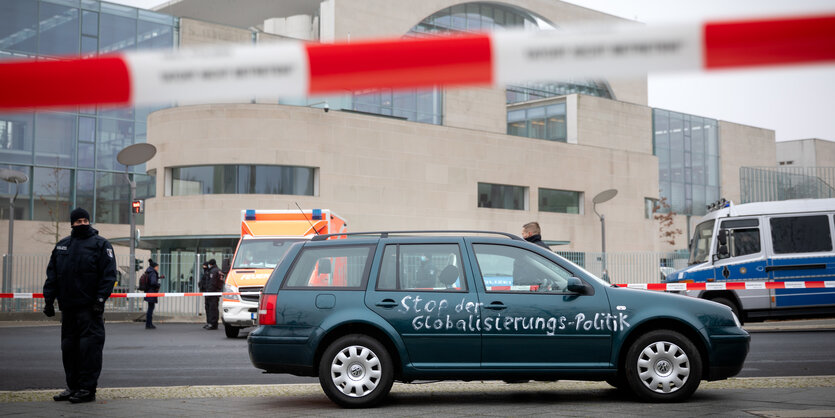 Das Auto mit der Parole „Stop der Globalisierungs-Politik“