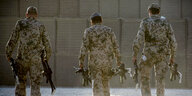 Afghanistan, Kundus: Bundeswehrsoldaten tragen Waffen zum Depot