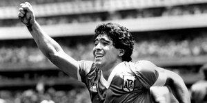 Diego Maradona bei seinem Tor im WM-Finale gegen England 1986