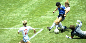 Maradona umkurvt mehrere Gegenspieler