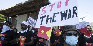 Mitglieder der Tigray-Äthiopischen Gemeinschaft protestieren mit Plakaten, auf denen unter anderem zu lesen ist "Stoppt den Krieg"