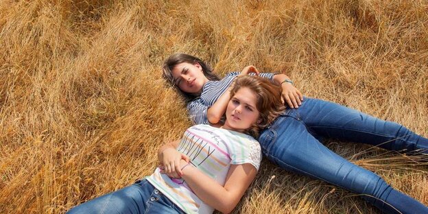 Zwei Freundinnen im Film "Adolescentes" liegen im Sommer in einem Kornfeld