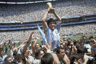 Diego Maradona hält dem WM-Pokal nach dem WM-Finale 1986 in den Händen