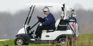 Donald Trump im Golfplatzfahrzeug