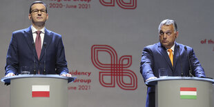 Die beiden rechtspopulistischen Regierungschefs Mateusz Morawiecki und Viktor Orbán bei einer Pressekonferenz