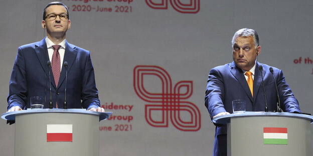 Die beiden rechtspopulistischen Regierungschefs Mateusz Morawiecki und Viktor Orbán bei einer Pressekonferenz