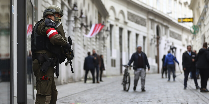 Ein bewaffneter Beamter der österreichischen Militärpolizei bewacht den Tatort nach dem Terroranschlag am 2. Novemeber nahe der Synagoge im Wiener Stadtzentrum