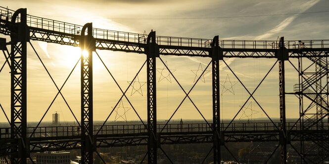 Ein riesengroßes Stahlkonstrukt vor dem Berliner Horizont. Zwei Stockwerke sind zu erkennen und im Hintergrund der Sonnenuntergang.