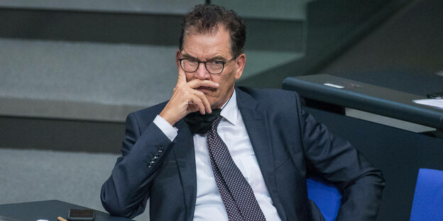 Entwicklungsminister Gerd Müller sitzt im Bundestag und schaut frustriert