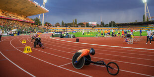 Ein Archivfoto vom August 2018: bei der Behinderten-EM der Leichtathleten im Janhsportpark gehen die Rollstühlfaherinnen an den Start