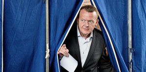 Lars Løkke Rasmussen kommt aus der Wahlkabine