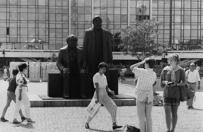 Engels-Marx-Denkmal mit Passanten in Ost-Berlin zu DDR-Zeiten