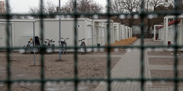 Blick auf das Gelände einer Flüchtlingsunterkunft mit Wohncontainern in Berlin