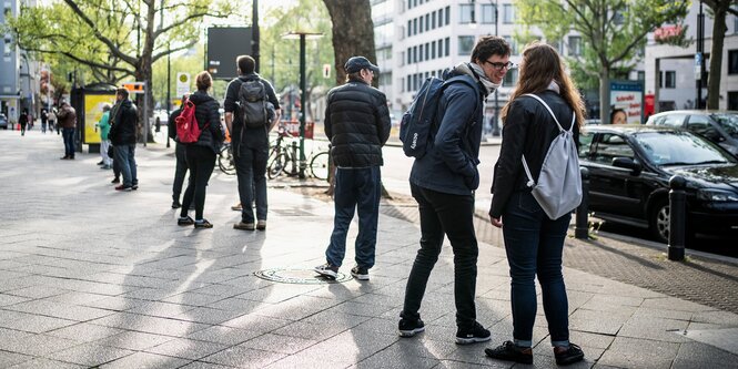 Wartende Menschen auf dem Kudamm