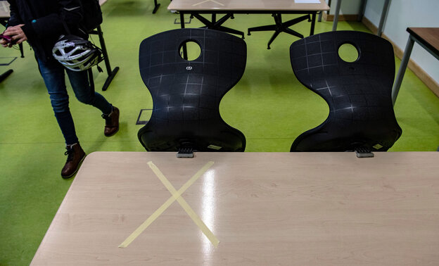 Ein Klassenraum: ein Tisch mit zwei Stühlen davor - doch die eine Seite des Tisches ist abgeklebt, hier soll wegen Corona nur eine Person am Tisch sitzen Ein Klassenraum: ein Tisch mit zwei Stühlen davor - doch die eine Seite des Tisches ist abgeklebt, hier soll wegen Corona nur eine Person am Tisch sitzen